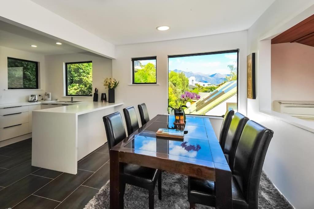 Stunning Home With Amazing Wakatipu Lake Views Квинстаун Экстерьер фото