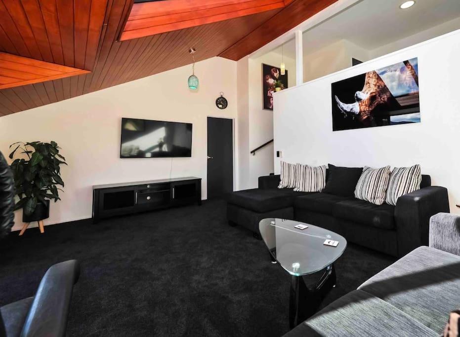 Stunning Home With Amazing Wakatipu Lake Views Квинстаун Экстерьер фото