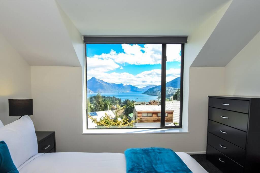 Stunning Home With Amazing Wakatipu Lake Views Квинстаун Экстерьер фото