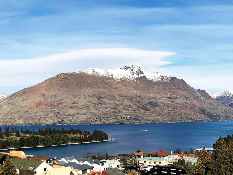Stunning Home With Amazing Wakatipu Lake Views Квинстаун Экстерьер фото