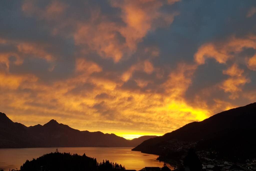 Stunning Home With Amazing Wakatipu Lake Views Квинстаун Экстерьер фото
