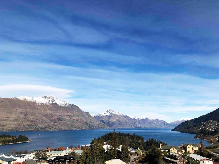 Stunning Home With Amazing Wakatipu Lake Views Квинстаун Экстерьер фото