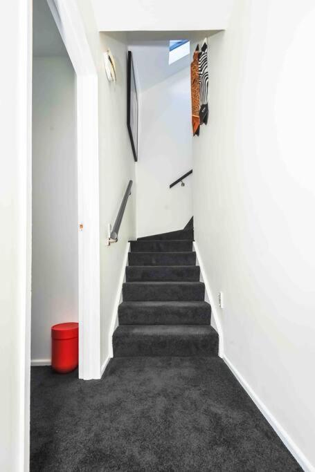 Stunning Home With Amazing Wakatipu Lake Views Квинстаун Экстерьер фото