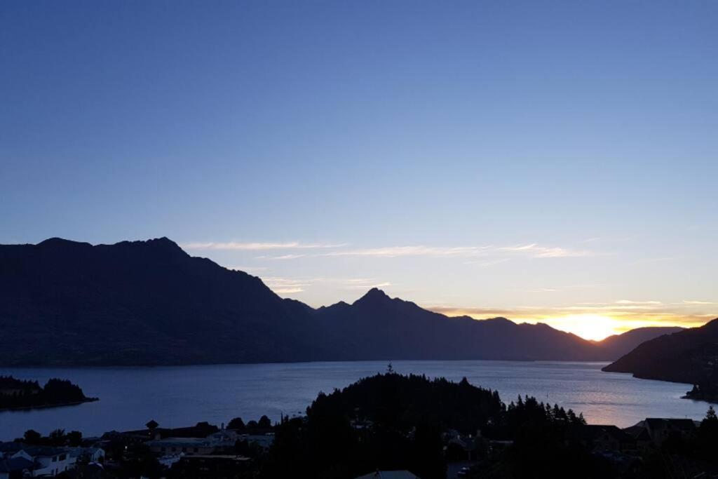 Stunning Home With Amazing Wakatipu Lake Views Квинстаун Экстерьер фото